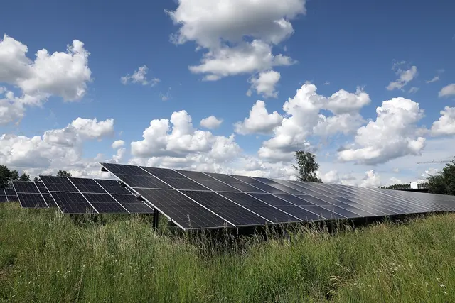Burgenland: Die neue PV-Anlage im Gemeindegebiet von Güssing hat eine Leistung von 2,7 Megawatt und eine durchschnittliche Jahreserzeugung von 300.000 Kilowattstunden. Sie kann somit rund 850 Haushalte mit grünem Strom versorgen. Gemeinsam mit der Raiffeisen Regionalbank Güssing-Jennersdorf bot der Verbund den den Güssingern ein Investitionsmodell an: Mit dem „Klima Sparen“ profitieren die Anrainer von attraktiven Zinsen ohne Projektrisiko schon ab dem ersten Jahr direkt von der PV-Anlage.
Neben der PV-Anlage betreibt der Verbund im Burgenland drei Windparks mit zehn Megawatt installierter Leistung und 28 Gigawattstunden Jahreserzeugung.  | Foto: Verbund