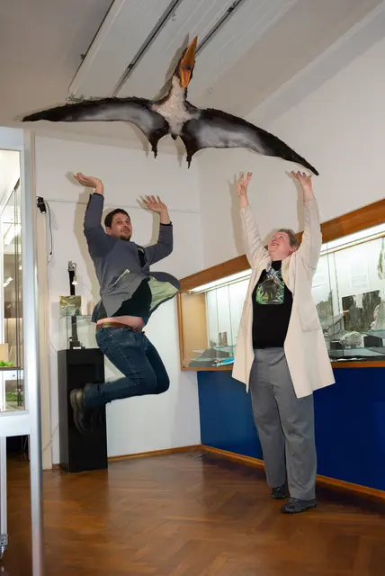 Wenn die Ausstellung gut ankommt, macht man gerne Luftsprünge unter einem Flugsaurier wie Benedikt Wallner (im Bild mit Vanessa Staudenhirz). | Foto: Santrucek