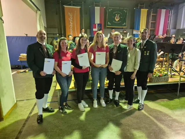 Kapellmeister Herbert Kandler, Caroline Essl, Lisa Körbel, Lisa Hromek, Christoph Kraus,
Elisabeth Kirchweger (Obfrau der Bezirksarbeitsgemeinschaft Mistelbach), Obmann Georg Pochop.  | Foto: Musikverein Hochleithen