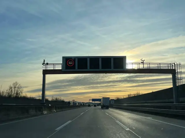 Im Zuge der aktuellen Diskussion über eine Reduktion des Tempolimits auf Autobahnen und Schnellstraßen von 130 auf 100 km/h sieht der ÖAMTC die erwarteten Einsparungen beim Kraftstoffverbrauch kritisch. (Symbolfoto) | Foto: Ulrike Plank