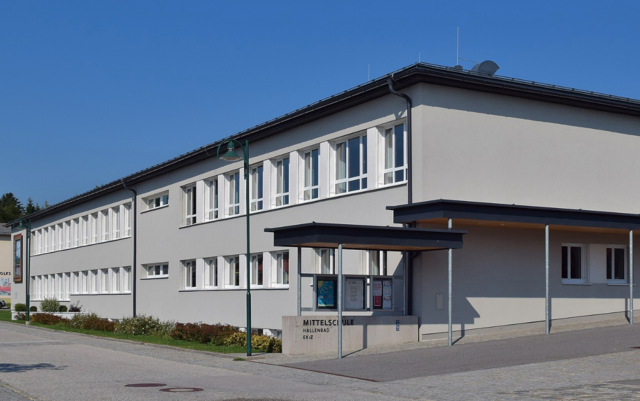 Einbruchsdiebstahl in Mittelschule und Hallenbad