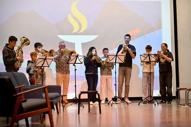 Eine Olympia-Fanfare, dargeboten von SchülerInnen der Musikschule Axams mit Lehrer Engelbert Wörndle. | Foto: Hassl