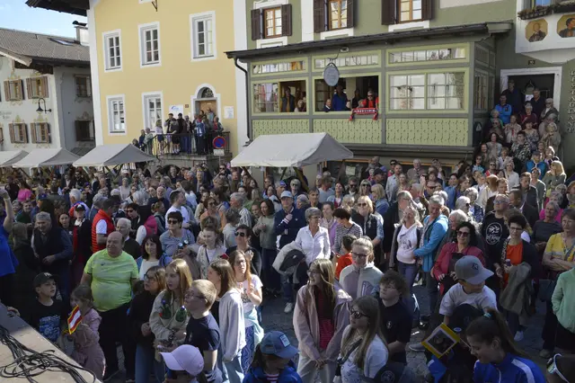 Beim Empfang in der Heimatgemeinde jubelten ihm ehemalige Schulfreunde, Bekannte und Nachbarn zu. | Foto: Brigitte Eberharter