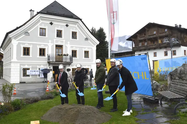 Spatenstich für den neuen Dorfplatz in Itter am 11. April. | Foto: Brigitte Eberharter