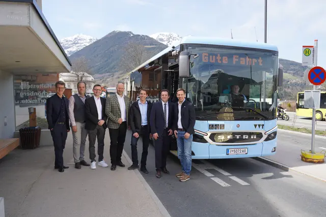 Im Bild v.l.: VVT-GF Alexander Jug, Wipptals TVB-Obmann Michael Eller, Wipptals stv. PV-Obmann Karl Mühlsteiger, Stubais PV-Obmann Daniel Stern, der Vorstand der Stubaier Gletscherbahnen Reinhard Klier, Mobilitätslandesrat René Zumtobel und Stubais TVB-Obmann Adrian Siller freuen sich über das fortan viel bessere Öffi-Angebot in den Tälern. | Foto: Kainz