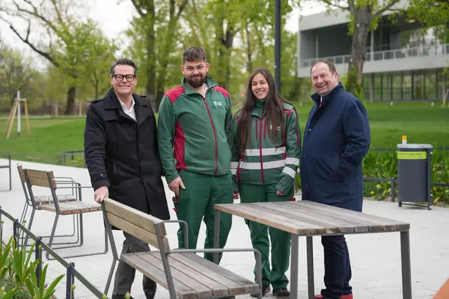Klimastadtrat Jürgen Czernohorszky (SPÖ, l.) und Bezirksvorsteher Alexander Nikolai (SPÖ) mit zwei Mitarbeitern der MA 42.  | Foto: Kaja Jerabek/MeinBezirk