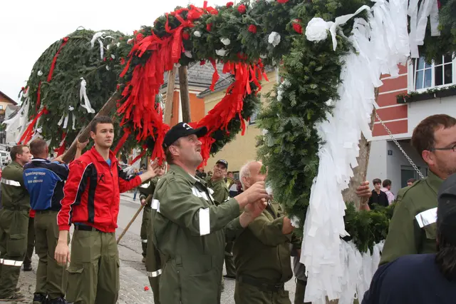 Der Maibaum im Markt Pabneukirchen wird von der Feuerwehr Pabneukirchen aufgestellt. | Foto: Robert Zinterhof