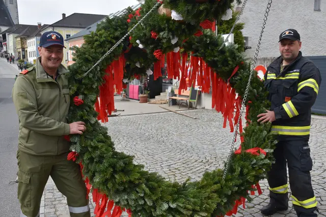 Der Maibaum im Markt Pabneukirchen wird von der Feuerwehr Pabneukirchen aufgestellt. | Foto: Robert Zinterhof