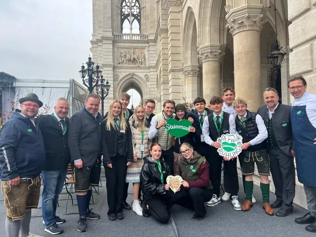 Schülerinnen und Schüler der HL 3 der Tourismusschulen Bad Gleichenberg mit Andreas Krainer, Kurator der Tourismusschulen Christian
Schweinzer, Richard Rauch, Michael Feiertag sowie Heinz Reitbauer (v. l.) | Foto: Tourismusschulen Bad Gleichenberg