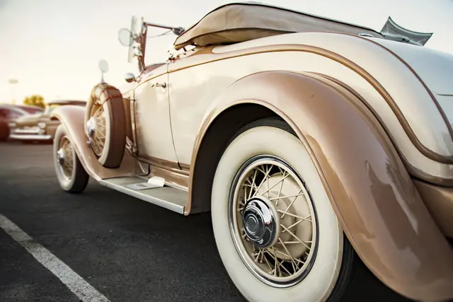 Zeitreise auf Rädern: Historische Fahrzeuge beim Oldtimertreffen in Wildenau. | Foto: Smarterpix/mblach