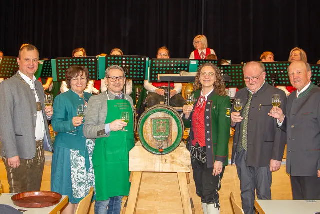 Beim Mostanstich mit den Ehrengästen:
v.l.n.r: FF-Kommandant Andreas Dopler, Vizebgm. Eva Wahlmüller, Bürgermeister Harald Grubmair, Obfrau der Marktmusikkapelle Sandra Sturmbauer, Obstbauvereins-Obmann Klaus Herrmüller und Bgm. a.D. Josef Dopler | Foto: Wahlmüller