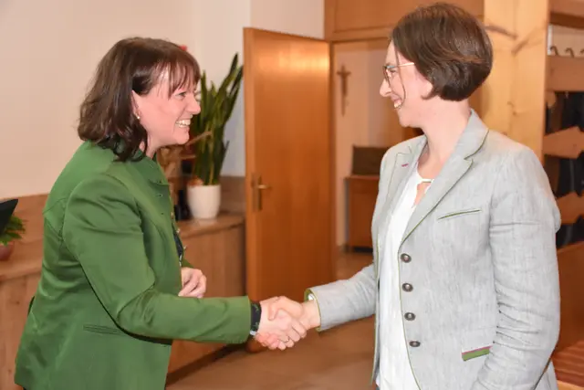 Barbara Payreder gratuliert Petra Kloibhofer, rechts, zur Wahl der Bauernbund Obfrau in Pabneukirchen.  | Foto: Zinterhof