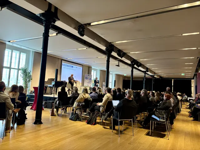 Großes Interesse und voller Saal in der Hainburger Kulturfabrik.  | Foto: MeinBezirk/Birgit Bachhofner