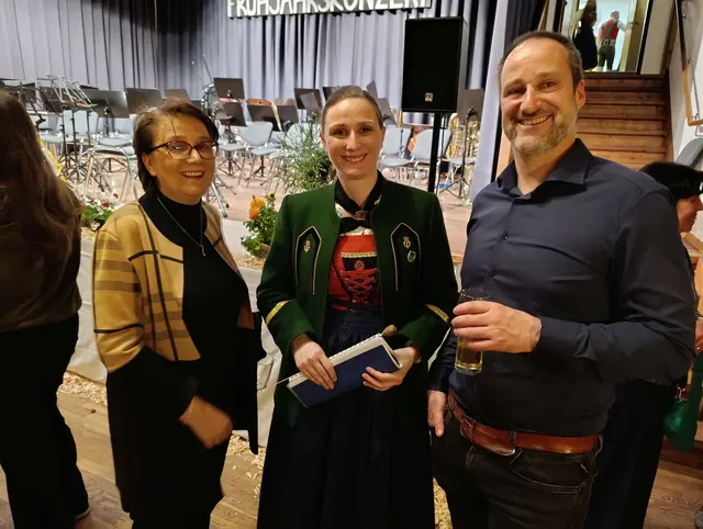 Kapellmeisterin mit Bgm.in Gabi Rothbacher und Vize-Bgm. Norz. | Foto: MK Polling