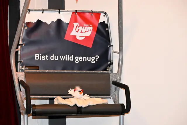 Liftsessel von ohne dazumal mit aktuellem Slogan und das Maskottchen 1976.