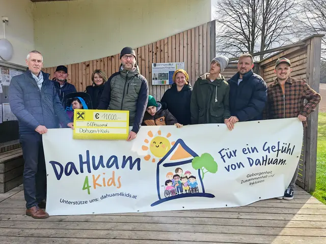 Bei der Scheckübergabe an den Verein DaHuam4Kids: Ganz links Rotary-Präsident Thomas Rois (Rotary Club Oberpullendorf – Burgenland Mitte) mit Vertreterinnen und Vertretern des Vereins sowie betroffenen Familien. | Foto: Rotary Club
