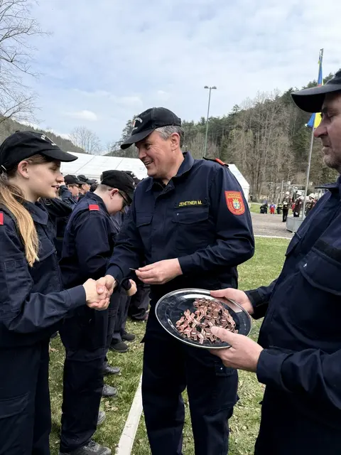 Feierliche Abzeichenübergabe beim Theaterzelt. | Foto: BFKDO Wr.Neustadt, FF Gutenstein