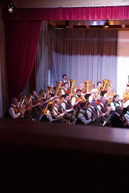 Musikkapelle Trins begeistert im vollen Gemeindesaal mit „Spirit & Stories“