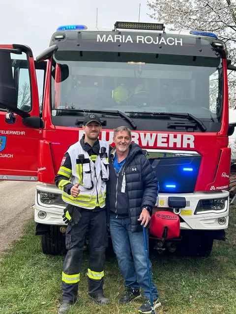 Rallyefahrer Andreas Hulak besuchte die Einsatzkräfte der FF Maria Rojach bei der Lavanttal-Rallye 2026. | Foto: Privat