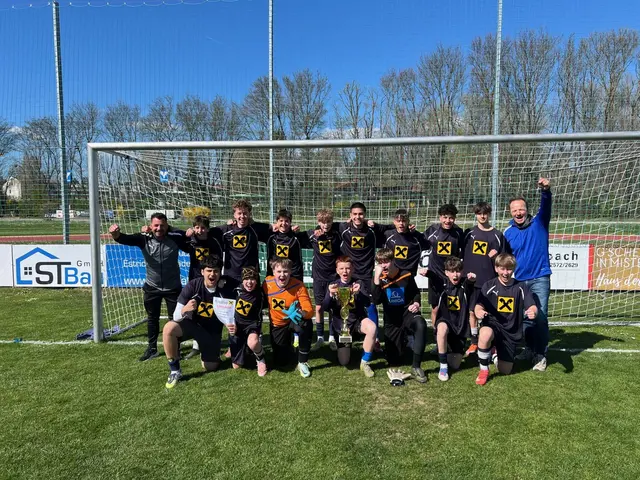 Betreuer Christoph Prem, Ajdin Veladzic, Jakob Dietrich, Nikolas Kuleska, Jonas Treimer, Ehsan Idokhel, Fabian Steingläubl, Elyas Khodashenas, Samir Hamidi, Betreuer Reinhard Ollinger. Knieend, Almir
Balija, Moritz Weik, Florentin Hynek, Leo Iberdemaj, Luca Prinz, Fabio Gullo, Raphael Heger. | Foto: MS Mistelbach