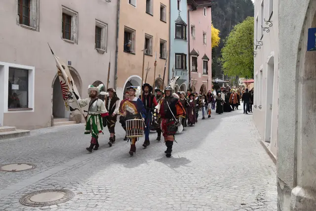 Abgesandte der Mittelaltervereine präsentierten sich vorab mit einer Parade durch Rattenberg.  | Foto: Barbara Fluckinger