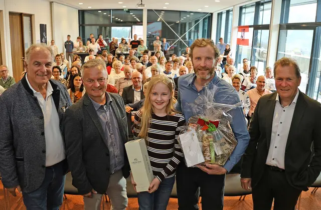 Biathlon-Legende Simon Eder ließ sich feiern. Von links: SLSV-Boss Bartl Gensbichler, Vizebürgermeister Peter Gruber, Simon Eder mit Tochter Marlene und Bürgermeister Erich Rohrmoser. | Foto: Stadtgemeinde Saalfelden