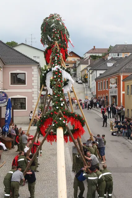 Der Maibaum im Markt Pabneukirchen wird von der Feuerwehr Pabneukirchen aufgestellt. | Foto: Robert Zinterhof