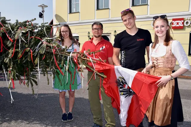 St. Georgener stahlen den Maibaum der Landjugend Waldhausen. Hier Bild bei der Rückgabe.  | Foto: Robert Zinterhof