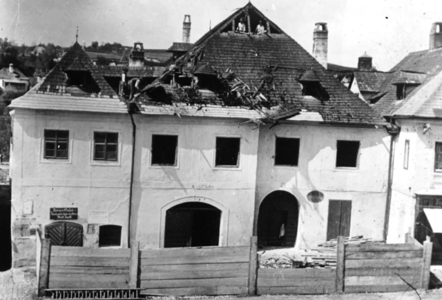 Vom ehemaligen Brauhaus über die einstige Schule zum heutigen Postgebäude