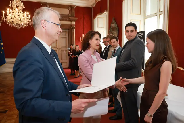 Sechs Steuerberaterinnen und fünf Steuerberater wurden im Konferenzsaal der Residenz von Landeshauptfrau Karoline Edtstadler angelobt. | Foto: Land Salzburg/Franz Neumayr