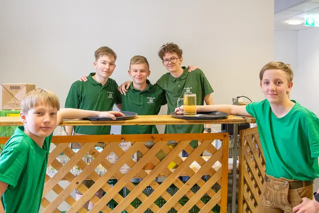 Die jungen Samareiner sind fleißig bei der Mostkost im Einsatz