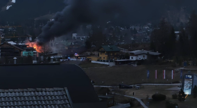 Rauchentwicklung und das Feuer kurz nach dem Notruf. | Foto: Webcam TVB Seefeld