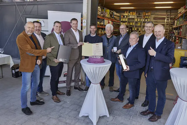 Die Gratulanten umringten die drei Baumeister (Mitte). Von links: Friedrich Oelschlägel, Stefan Grabitsch, Christoph Kaufmann und von rechts: Andreas Riemer, Roland Honeder, Leopold Spitzbart und Markus Fuchs. | Foto: Caro Strasnik