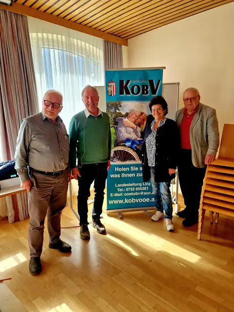 Von links: Büroleiter Walther Schachinger, Sozialberater Johann Schmidbauer, Schriftführer Eleonora Prey mit Wolfgang Wagner der Kolpingfamilie. | Foto: KOBV