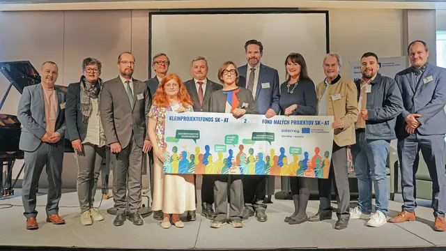 Johannes Wischenbart (NÖ.Regional), Christine Schneider (NÖ.Regional) Juraj Jesko (Gesandter der slowakischen Botschaft), Johannes Wimmer (Österr. Botschafter in der Slowakei), Sylvia Hysek (NÖ.Regional), Jozsef Berenyi (Vizepräsident Trnava), Gaëlle Doléans (Europ. Kommission), Lukas Mandl (MEP und Vorsitzender des regionalen Lenkungsausschusses, ÖVP), Petra Hitkova (Vizepräsidentin Landkreis Bratislava), Karl Wilfing (Präsident NÖ Landtag, ÖVP), Johannes Gumprecht (Bürgermeister Hainburg, ÖVP) Thomas Swiatlowski (Interreg Slowakei) | Foto: NÖ.regional