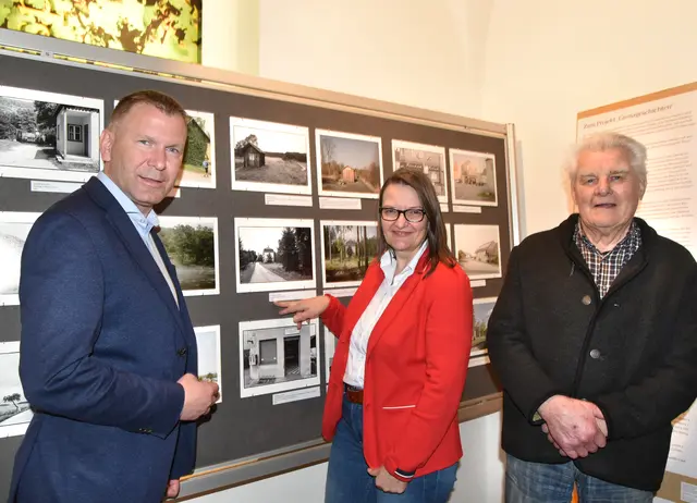 Bürgermeister Stefan Lang, Historikerin Hildegard Schmoller und Zeitzeuge Gottfried Übl | Foto: Herbert Schleich