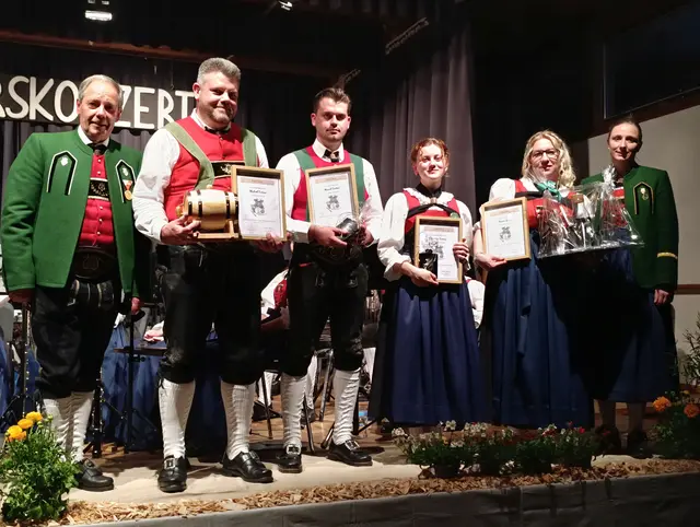 Die Geehrten für 10,- 20- und 40jährige Mitgliedschaft. | Foto: MK Polling