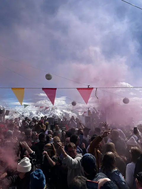Volle Hütte an einem strahlend schönen Tag auf der Kristallhütte. Ab November gibt's neue Pächter und die Party geht weiter.  | Foto: Haun