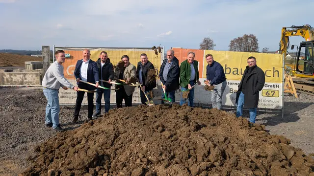 Beim Spatenstich (v. l.): Markus Ziehenberger, Mario Wurzinger, Manuel Siderits, Walter Ziehenberger, Christian Ziehenberg, Johann Pommer, Erwin Dirnberger, Günther Luegger und Dzeno Music | Foto: Muhri/Gemeinde Söding-St. Johann