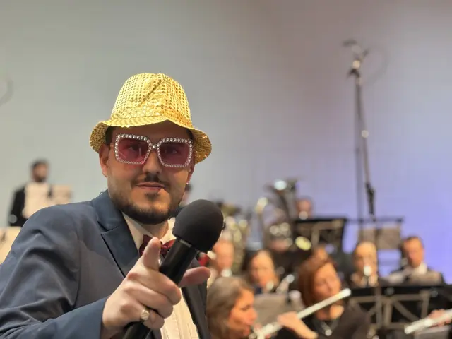 Kerim Koc trat als Gesangssolist mit dem bekannten Song „Don’t Let the Sun Go Down on Me“ auf. | Foto: Stadtkapelle Kirchdorf