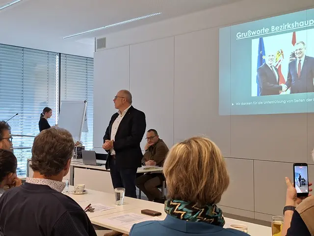 Grußworte des Bezirkshauptmanns Valentin Pühringer.  | Foto: Helmut Eder