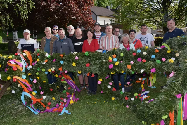  In Grein wird der Maibaum seit dem Ende des 2. Weltkrieges von der SPÖ aufgestellt.  | Foto: Robert Zinterhof