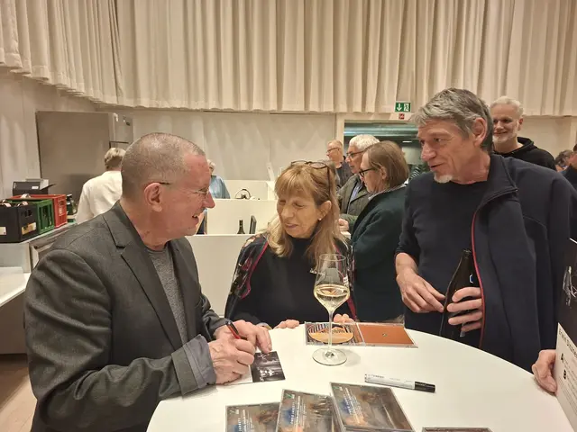 Chris Jarrett signiert für alte Bekannte Ute Jennings und Andreas Breuss. | Foto: Günther Zweidick