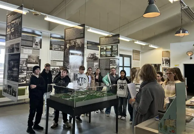 Die Ausstellung „Codename: Spielwarenfabrik“ zeigt die Geschichte des Nibelungenwerks, einer zentralen Panzerproduktionsstätte des Nationalsozialismus. | Foto: Sport/Mittelschule St. Valentin