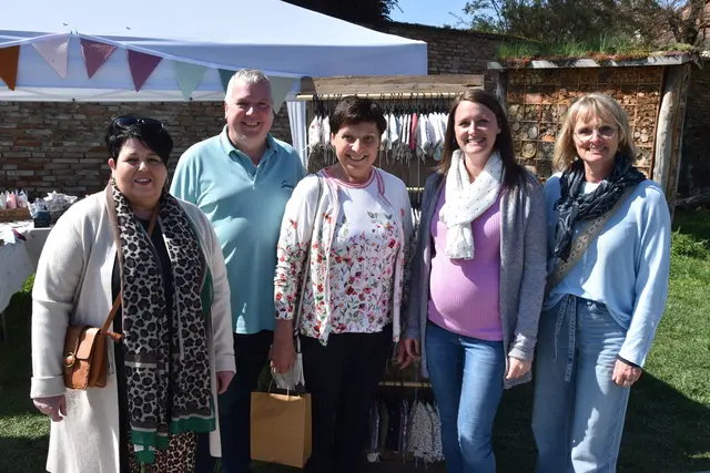Sabine Strohdorfer, Markus Wallnberger, Vroni Haas, Natascha Haas und Doris Zimmermann beim Frühlingsfest in Traismauer | Foto: Michaela Müller