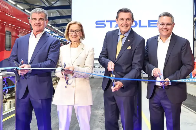Peter Spuhler, Verwaltungsratspräsident von Stadler, Infrastrukturminister Peter Hanke, Landeshauptfrau Johanna Mikl-Leitner und Stadler-CEO Christian Diewald, CEO bei der Eröffnung. | Foto: Leadersnet/C.Mikes