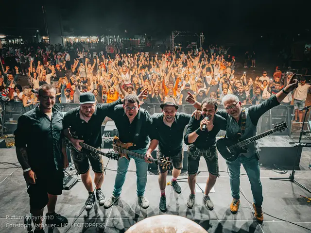 Die Gehweider Gang eröffnet das Festzelt am Freitag mit einer 90er-Party. | Foto: Christoph Hatheuer