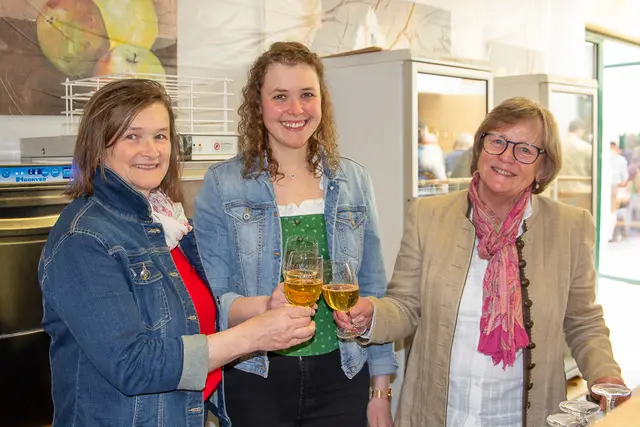 Most der Achterlverkostung: Gerlinde und Michaela Dopler, Elfriede Hummer