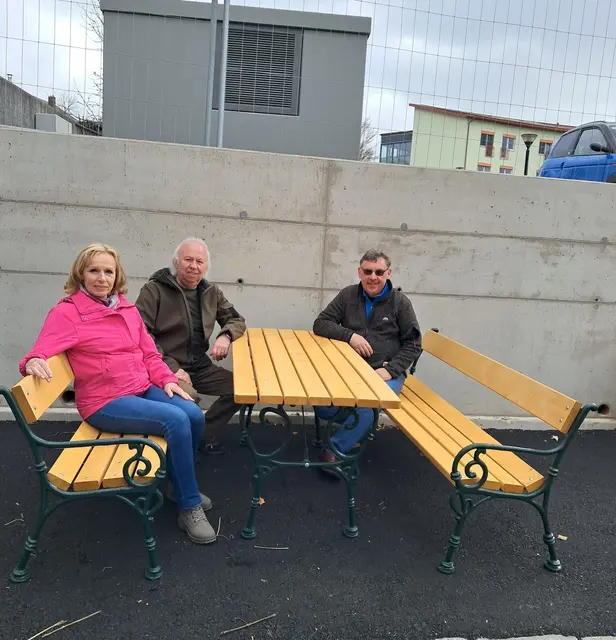 FPÖ Schrems sponsert Sitzgarnitur für die Bevölkerung