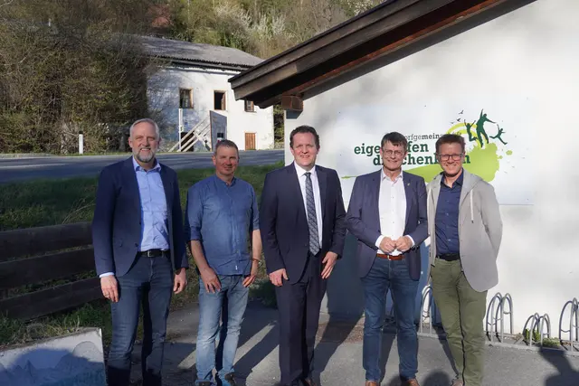 In der Region rund um Zirl freut man sich über Erfolge in Sachen Lärmschutz. Im Bild: v.l. Günter Fritz (ASFINAG), Wolfgang Graf (Gruppe Lärm), René Zumtobel (Landesrat), Thomas Öfner (Bürgermeister Zirl) und Alexander Peer (Obmann Gruppe Lärm).  | Foto: AMG